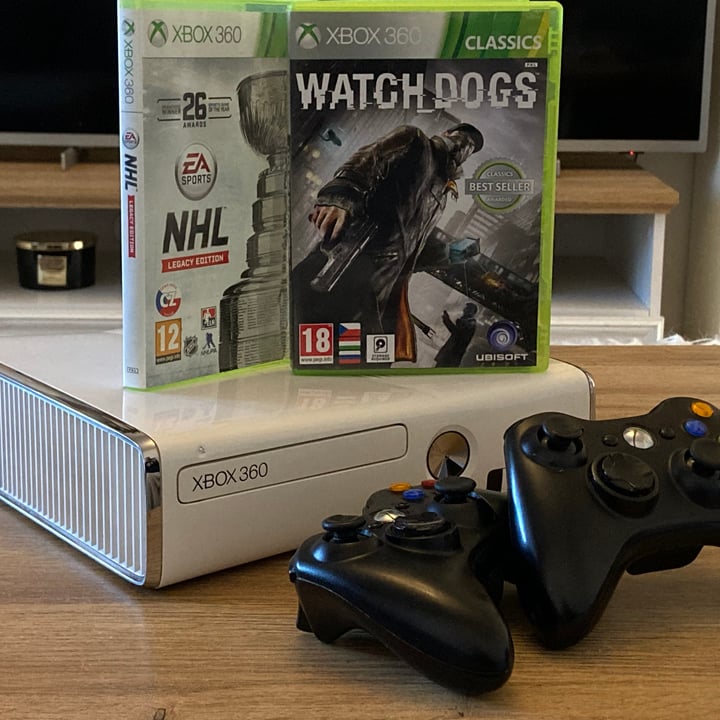 Offero - XBOX s dvomi ovladačmi + NHL a WATCH DOGS -
